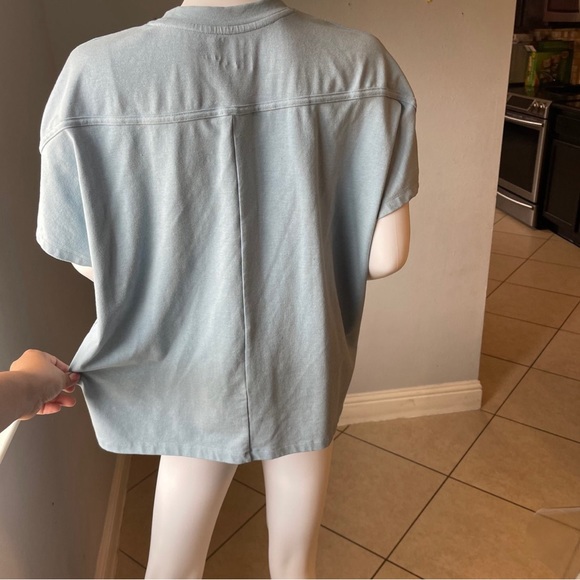 Like New Under Armour active wear top size Large 
Like new condition 
Logo - Picture 4 of 7